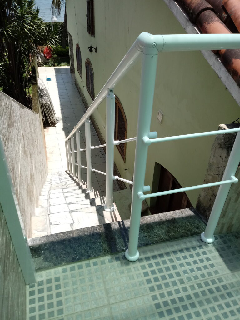 corrimão de alumínio branco