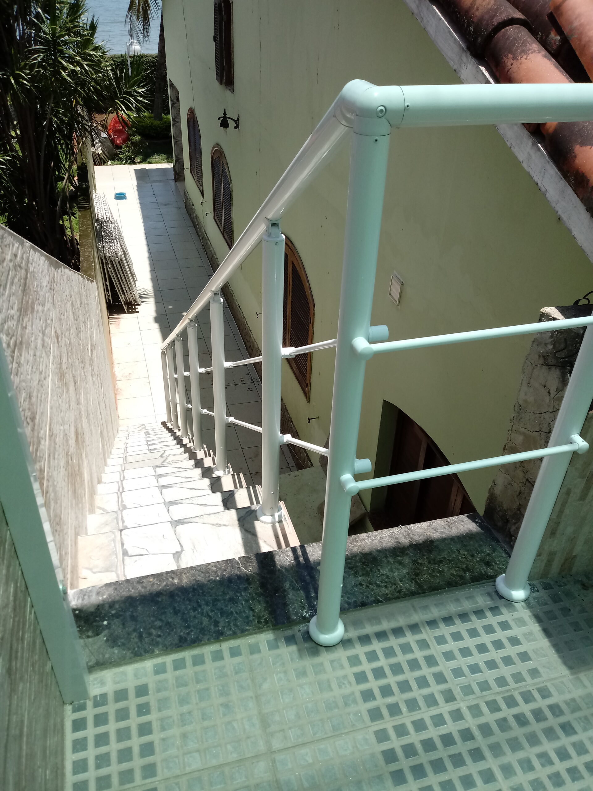 corrimão de alumínio branco