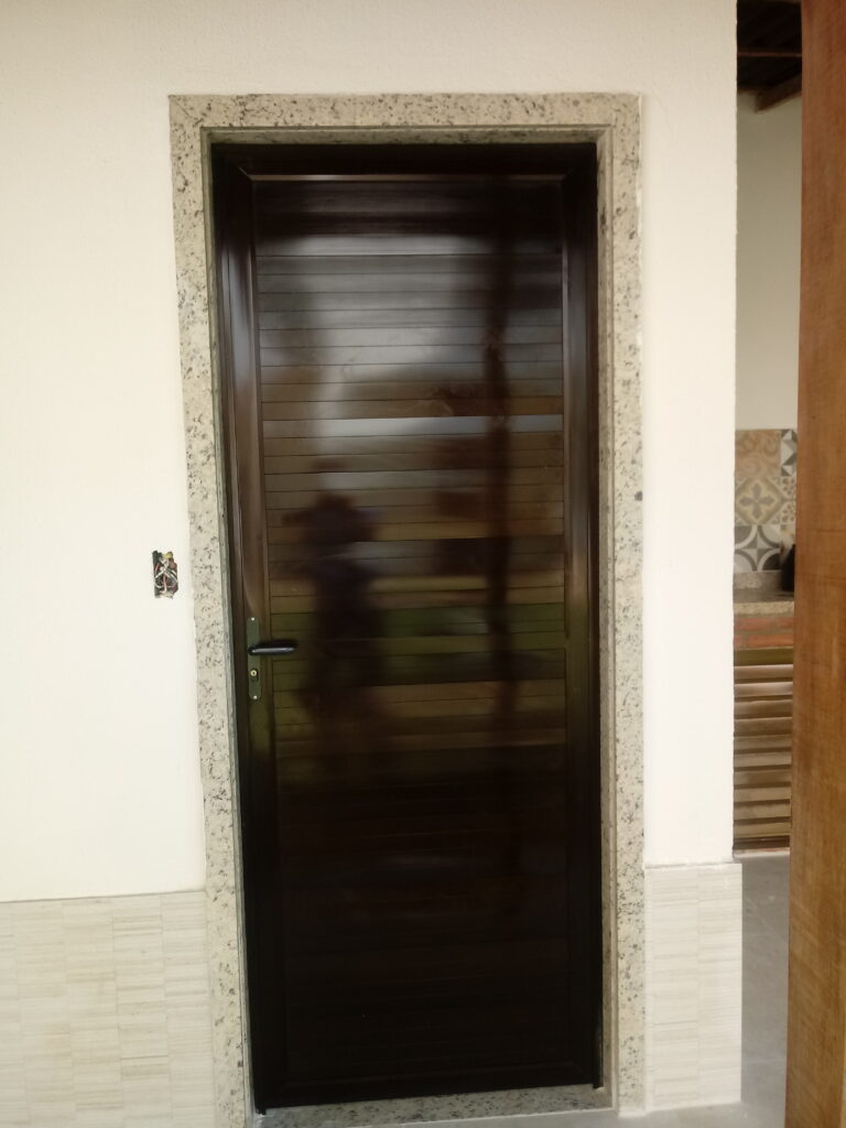 porta de aluminio preta