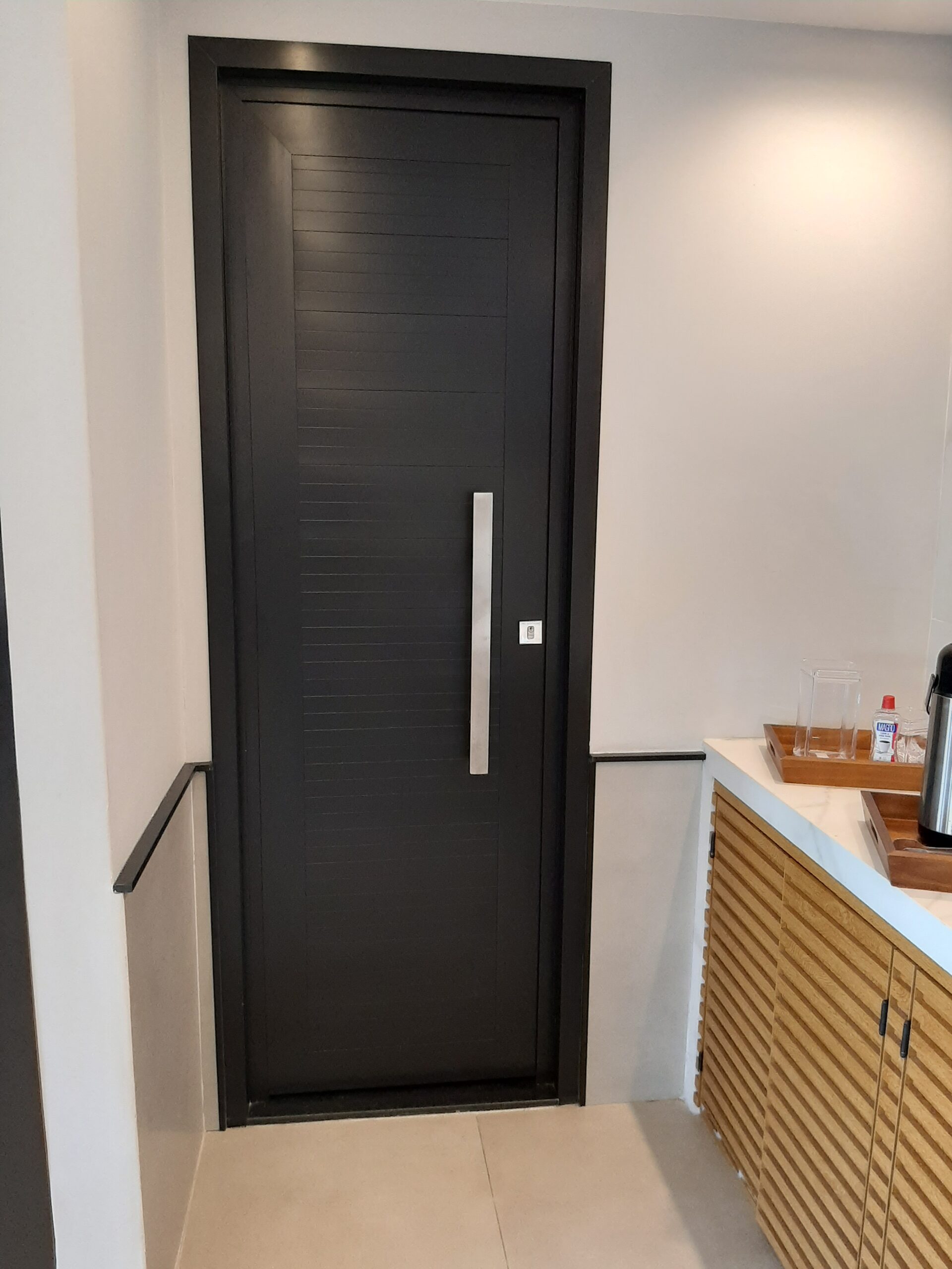 porta de aluminio preta