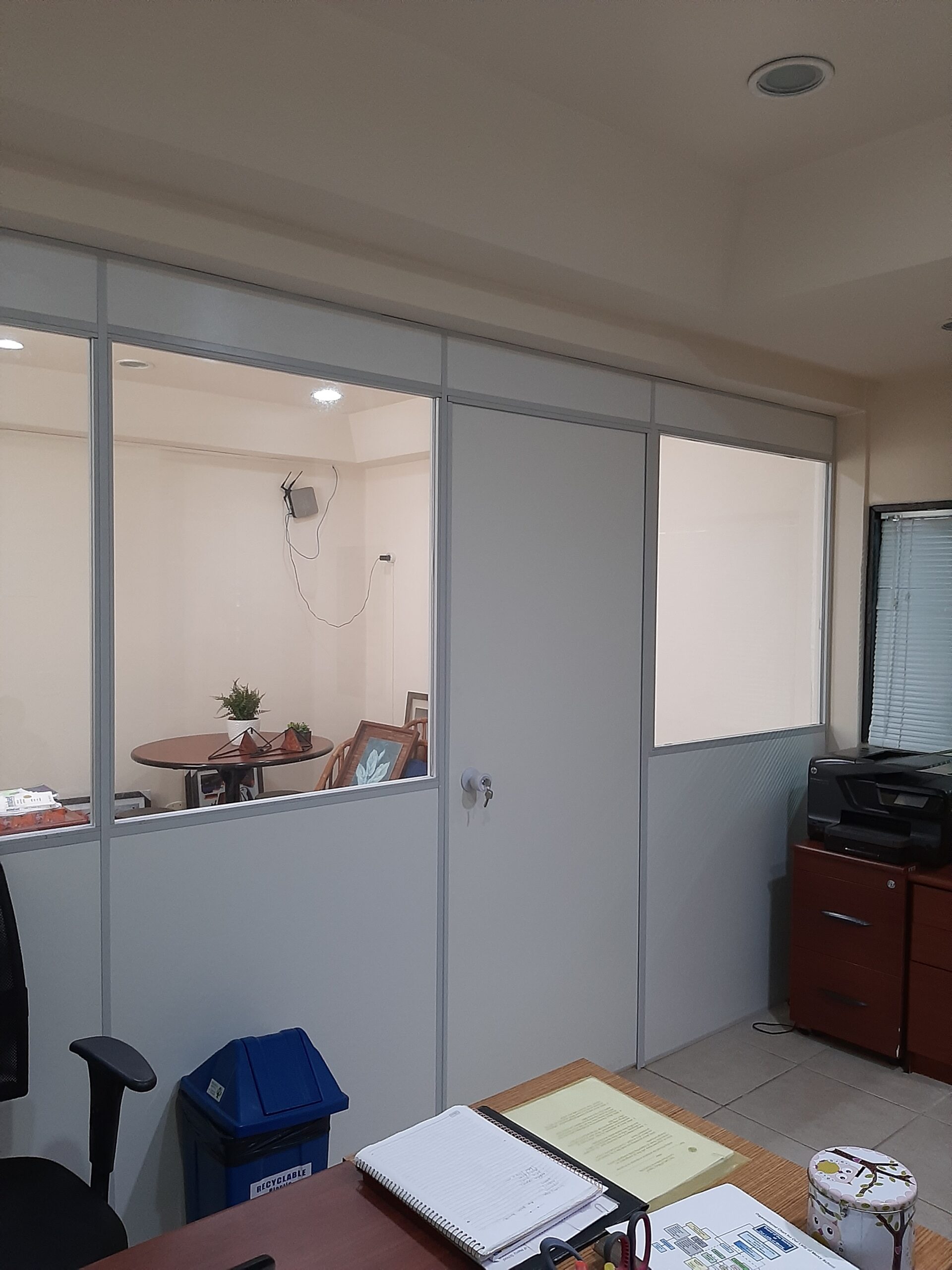 Divisória de vidro incolor