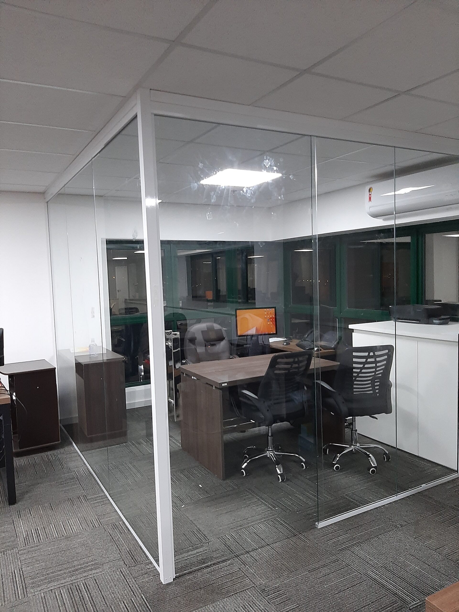 Divisória de vidro incolor