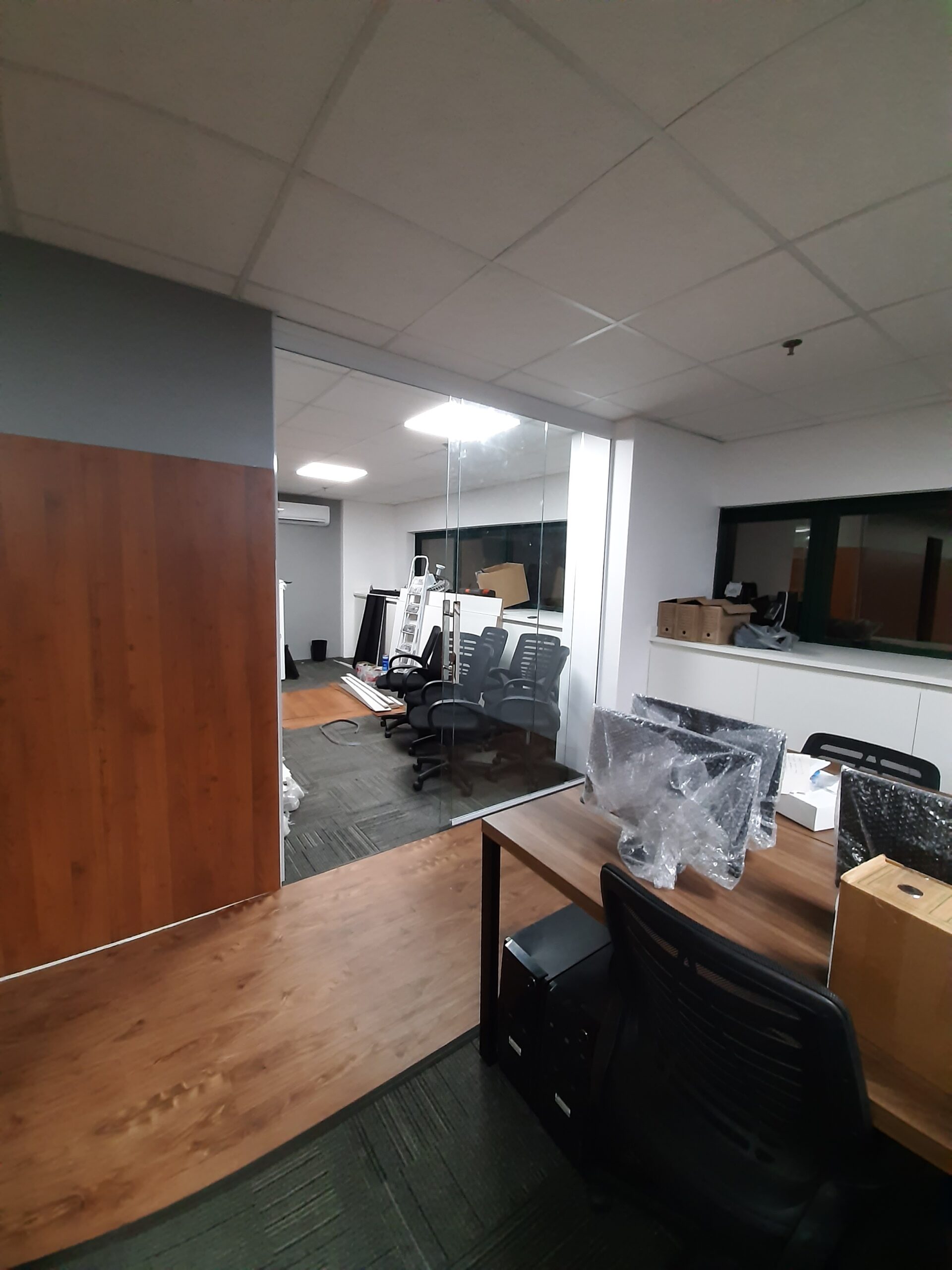 Divisória de vidro incolor