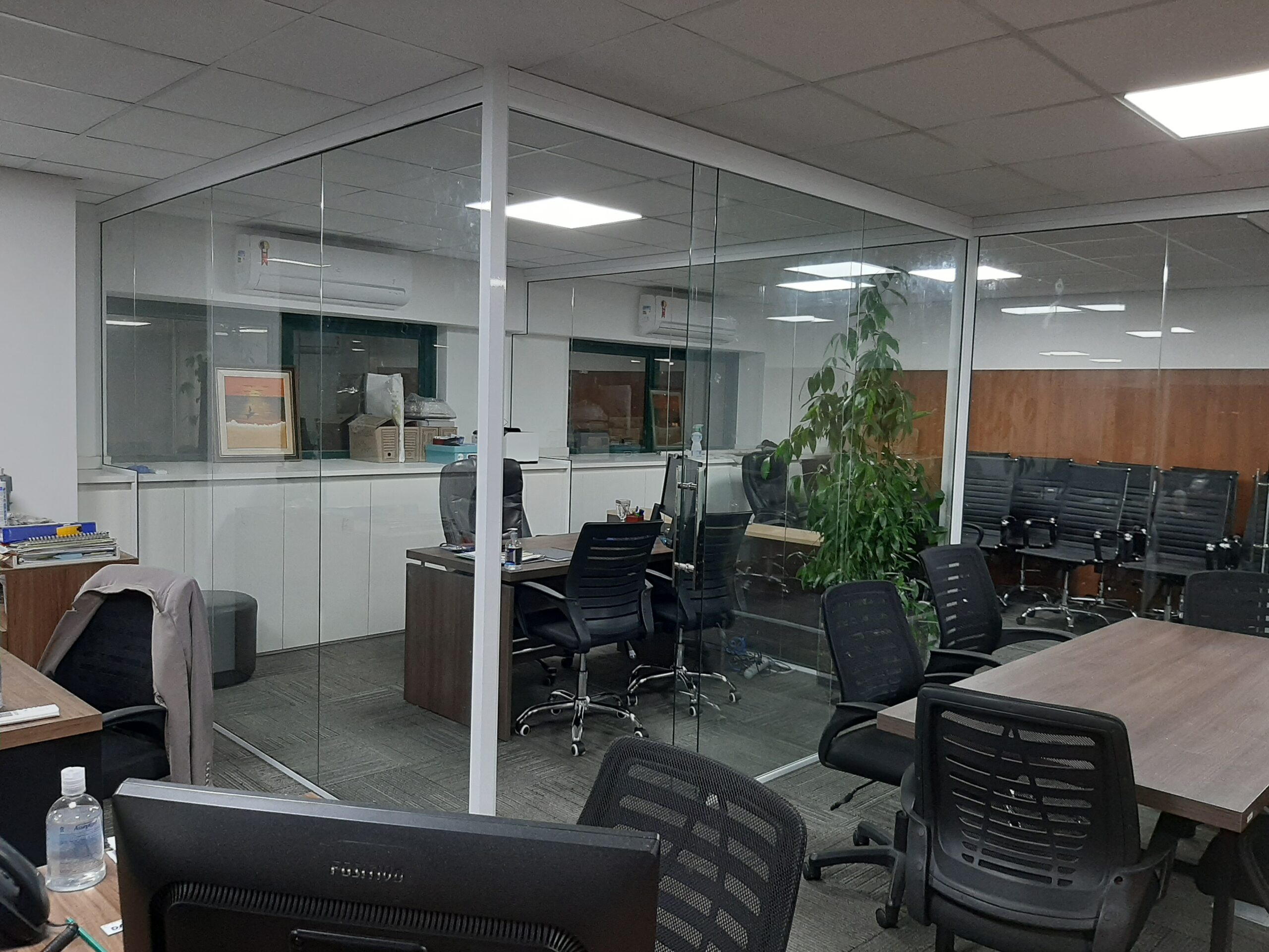 Divisória de vidro incolor