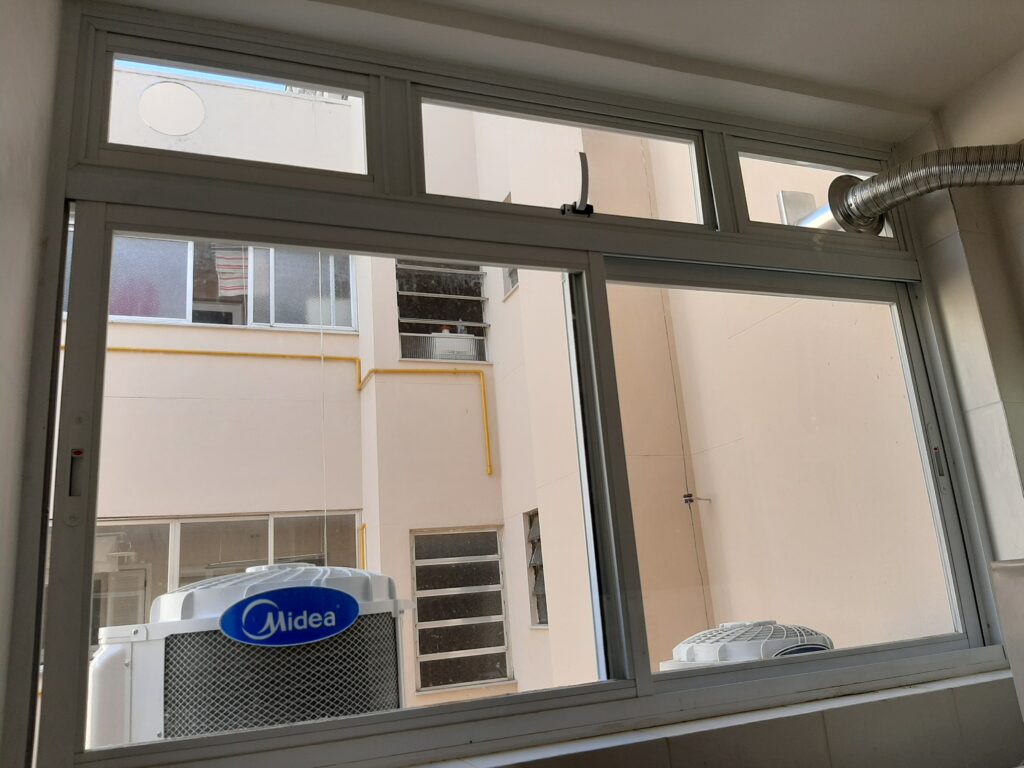 Janela de alumínio branco