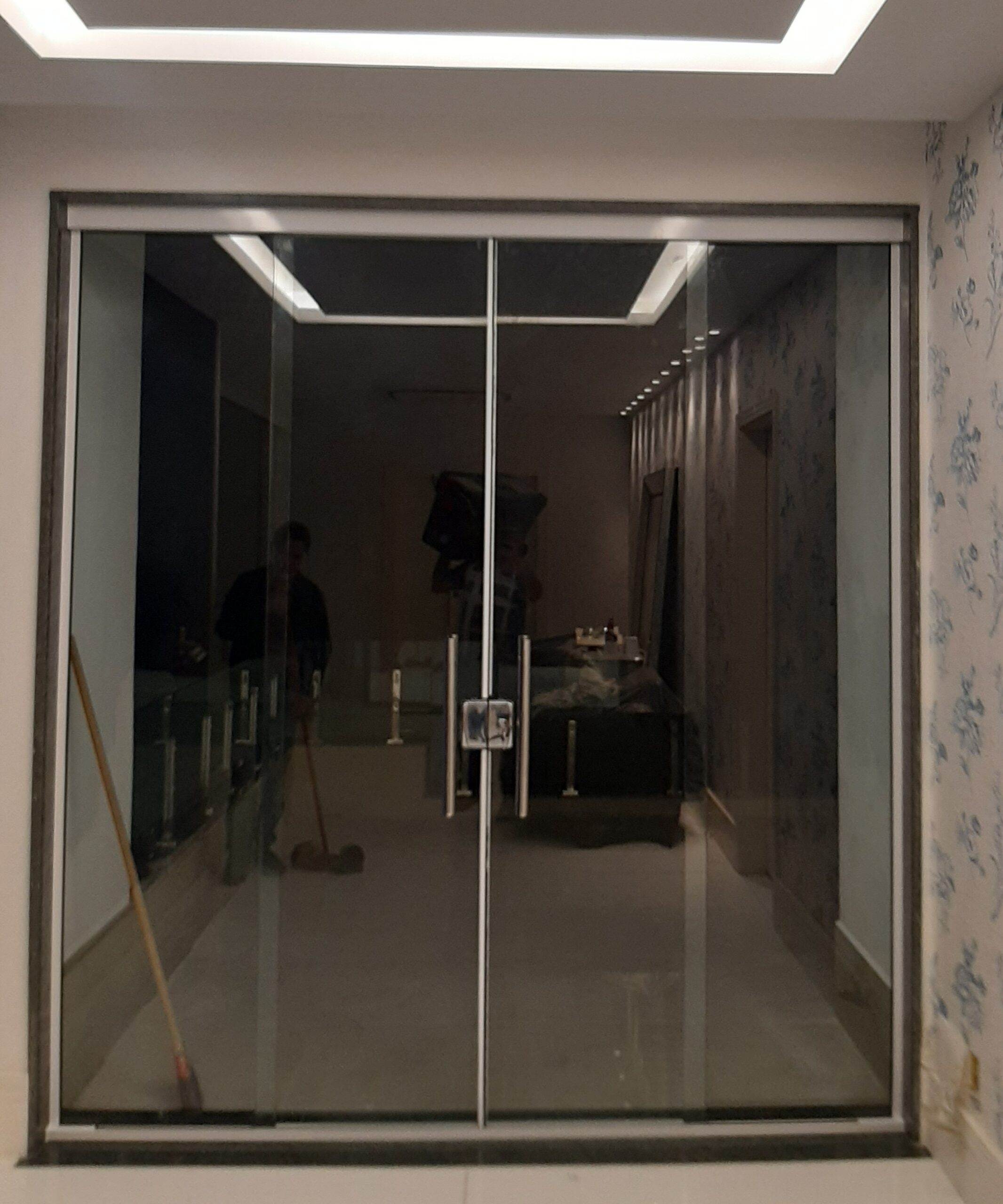 Porta de vidro com puxador de inox