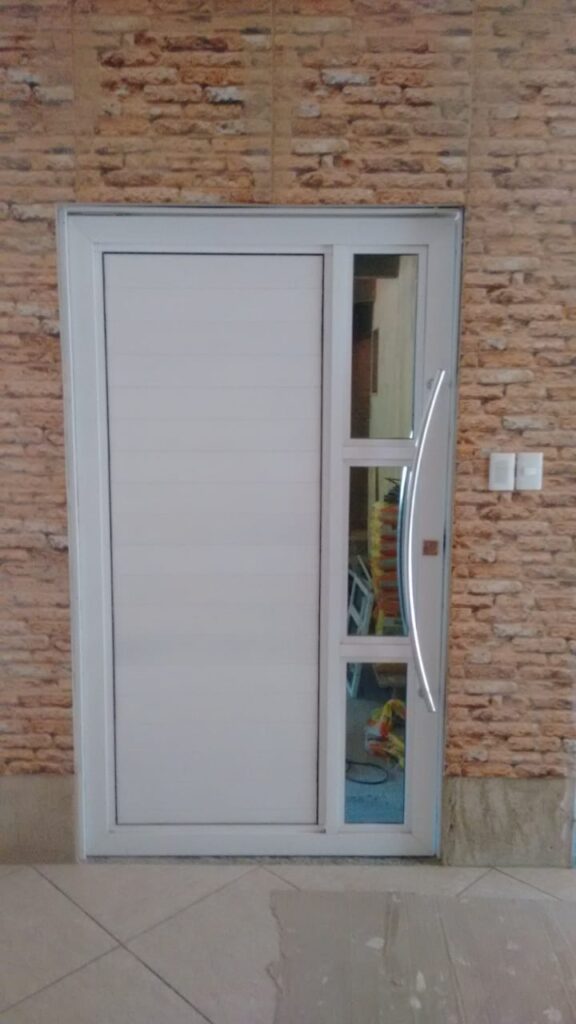 porta de aluminio branco com maçaneta curvada