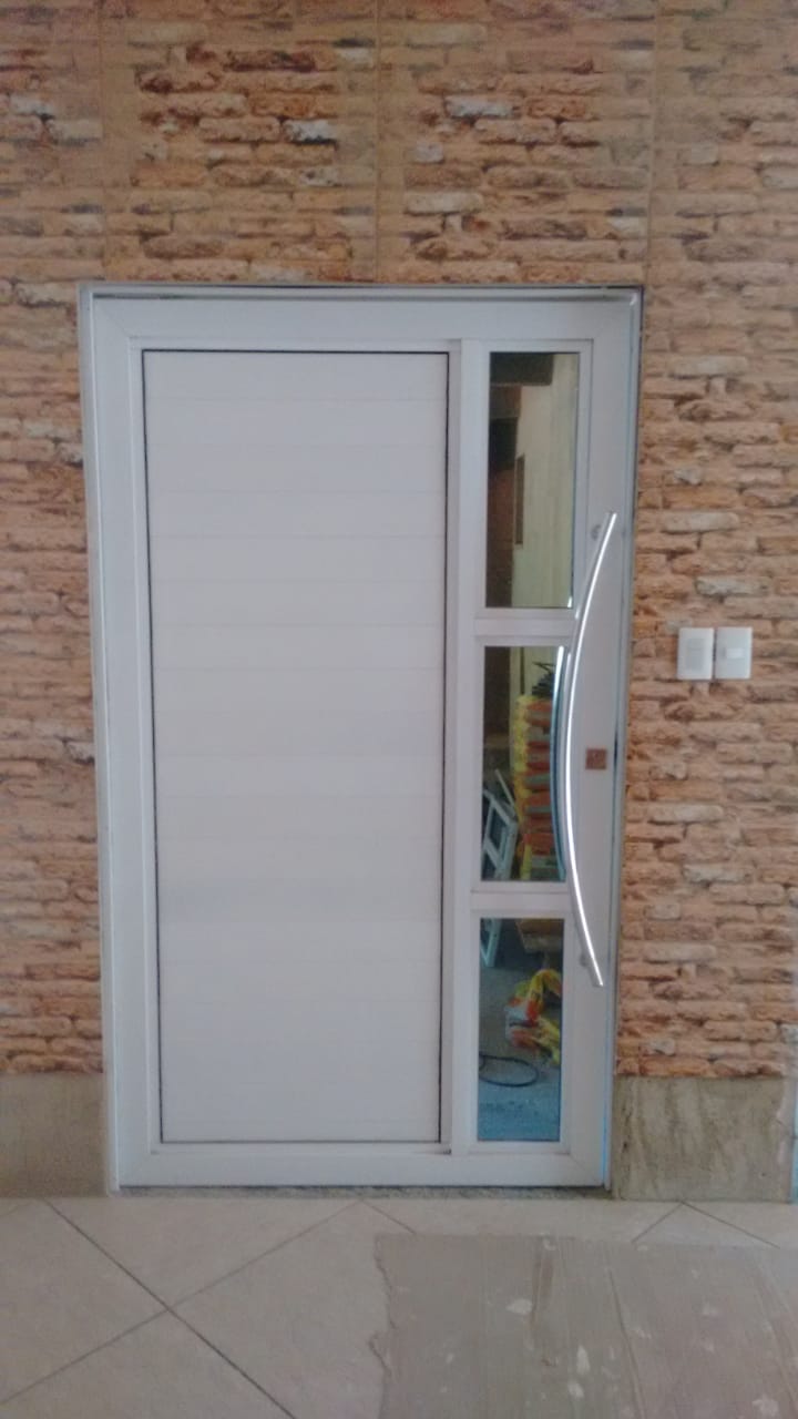 porta de aluminio branco com maçaneta curvada