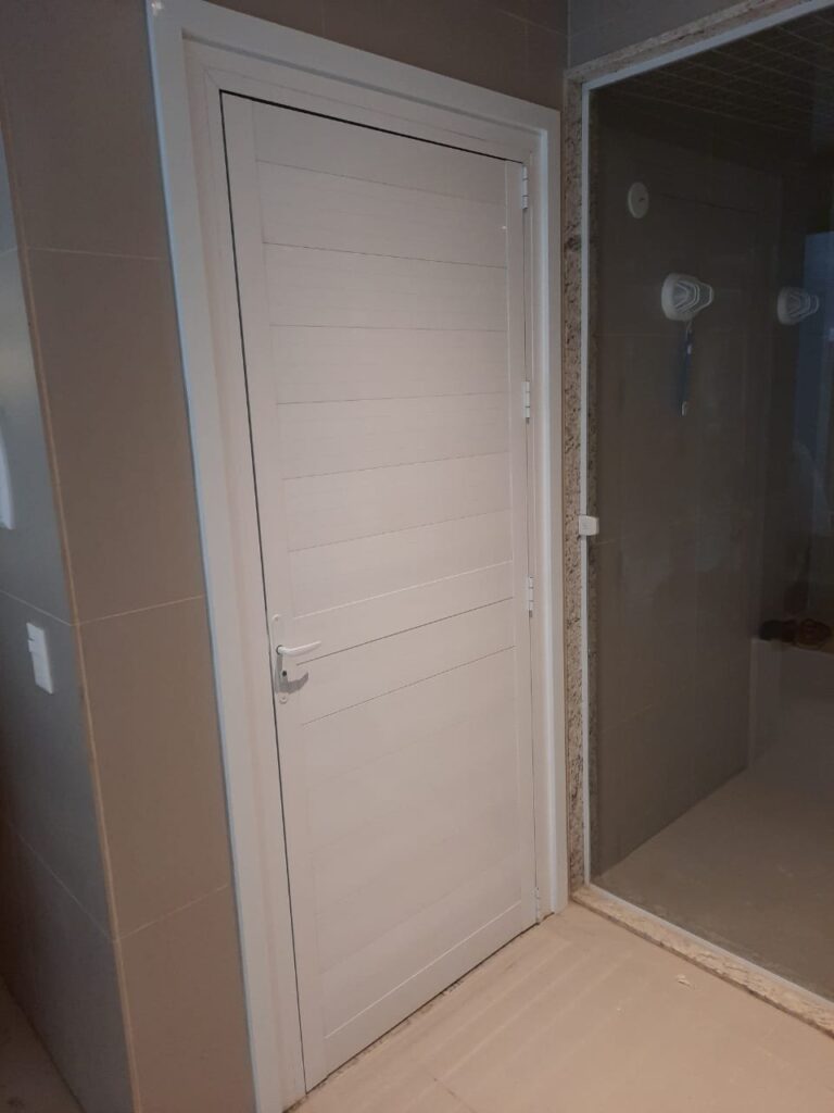 Porta de alumínio de lambri liso