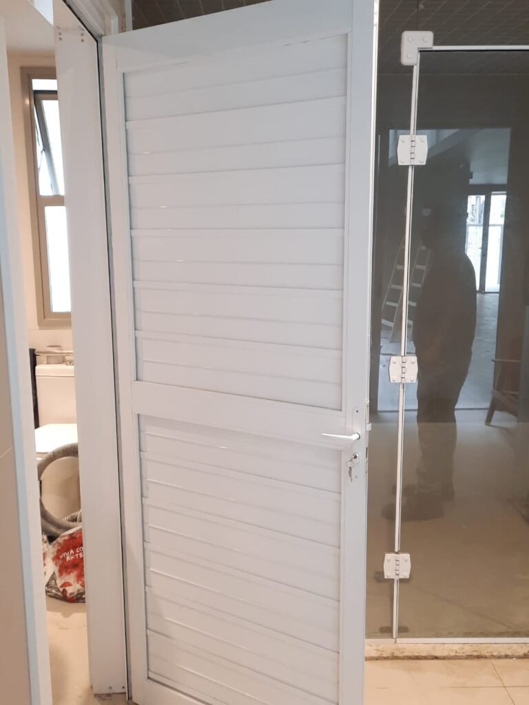 Porta de alumínio de lambri liso